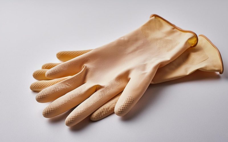 Persoon die kookt aan een opgeruimd aanrecht in een schone keuken