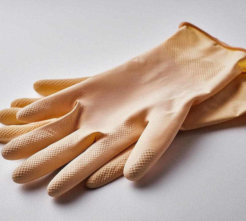 Persoon die kookt aan een opgeruimd aanrecht in een schone keuken