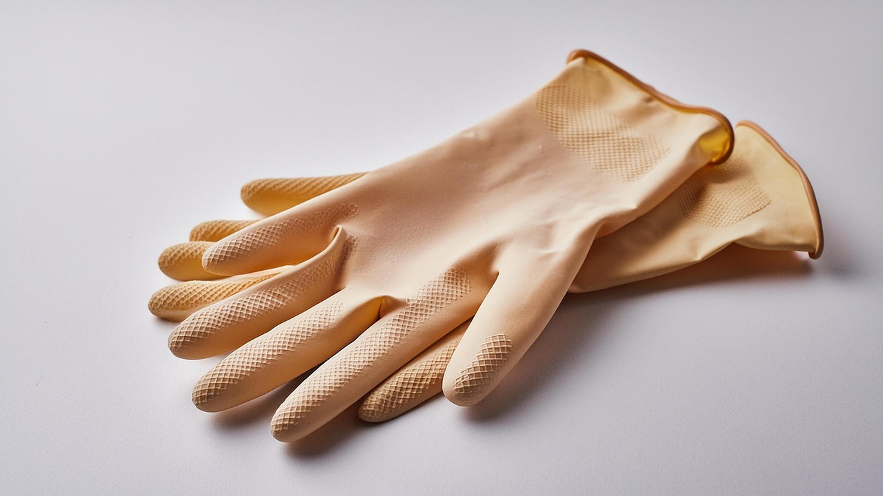 Persoon die kookt aan een opgeruimd aanrecht in een schone keuken