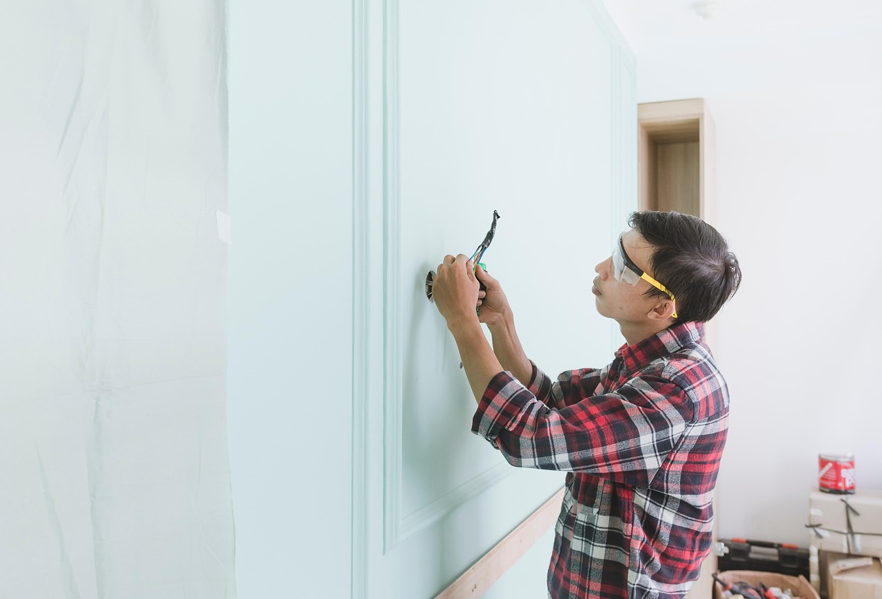 Persoon controleert een veiligheids checklist in een woning met rookmelder aan het plafond