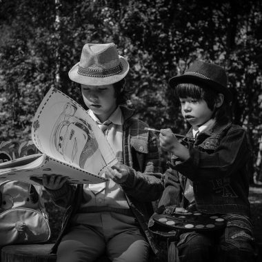 Gezin dat samen foto's sorteert en organiseert op een laptop