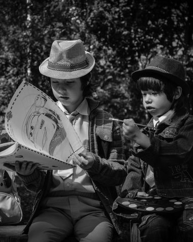 Gezin dat samen foto's sorteert en organiseert op een laptop
