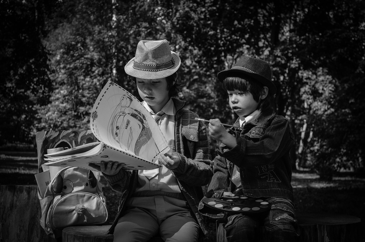 Gezin dat samen foto's sorteert en organiseert op een laptop