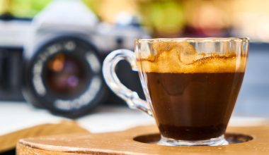 Iemand reinigt een espressomachine op een keukenblad