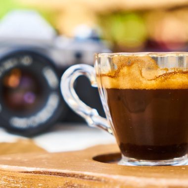 Iemand reinigt een espressomachine op een keukenblad