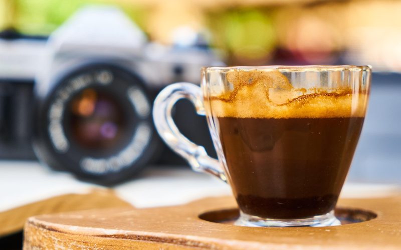 Iemand reinigt een espressomachine op een keukenblad