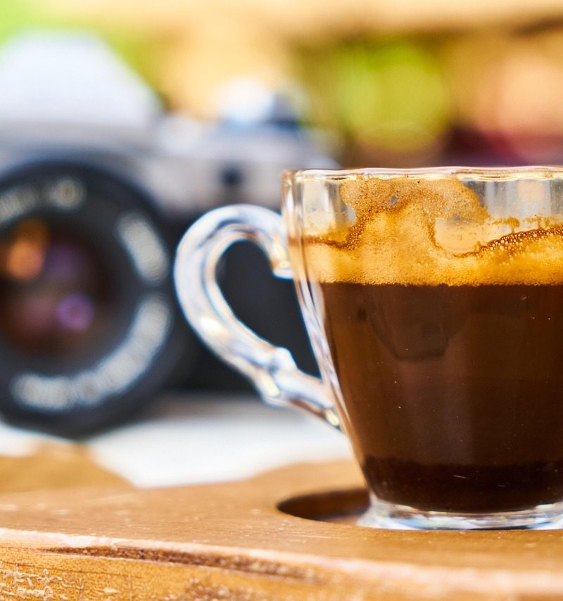 Iemand reinigt een espressomachine op een keukenblad