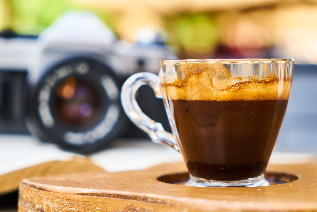 Iemand reinigt een espressomachine op een keukenblad