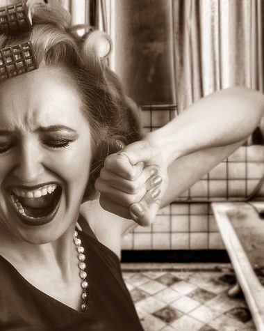 Oudere persoon die zich vasthoudt aan een beugel in de badkamer voor meer veiligheid