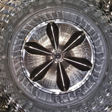 Wasmachine met energielabel in een winkel