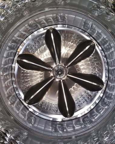 Wasmachine met energielabel in een winkel