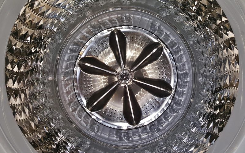 Wasmachine met energielabel in een winkel